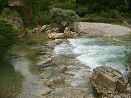 El río Alcanadre (a la izquierda de la imagen) y el río Isuala (a la derecha ) unen sus aguas en el Ajuntadero