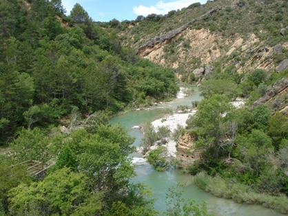 Estratos inclinados en los márgenes del río Alcanadre. Se observan los restos del antiguo Puente de las Aguas