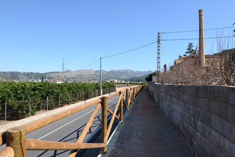 Narrow section of the road; in the background, La Murta mountains 