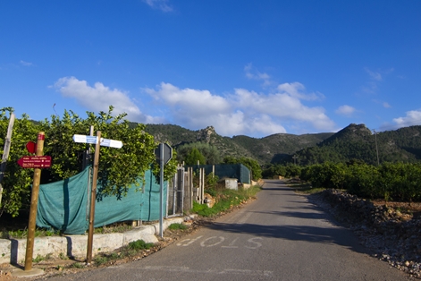The road turns to the left, but you can see in the background the ruins of the castle of Marinyén, over the mountain 