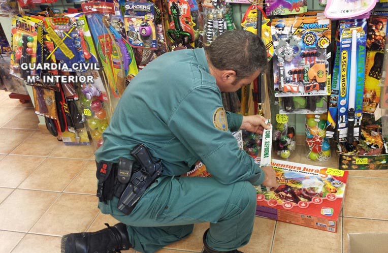 La Guardia Civil interviene juegos infantiles educativos que contenían especies exóticas invasoras
