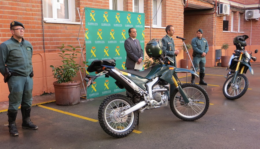 La Guardia Civil recibe 2 motocicletas todo terreno para el SEPRONA
