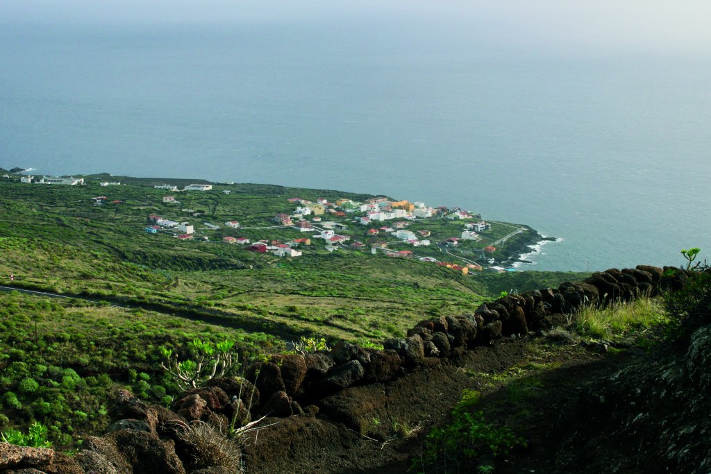 Panorámica de la costa donde se encuentra la población de La Caleta
