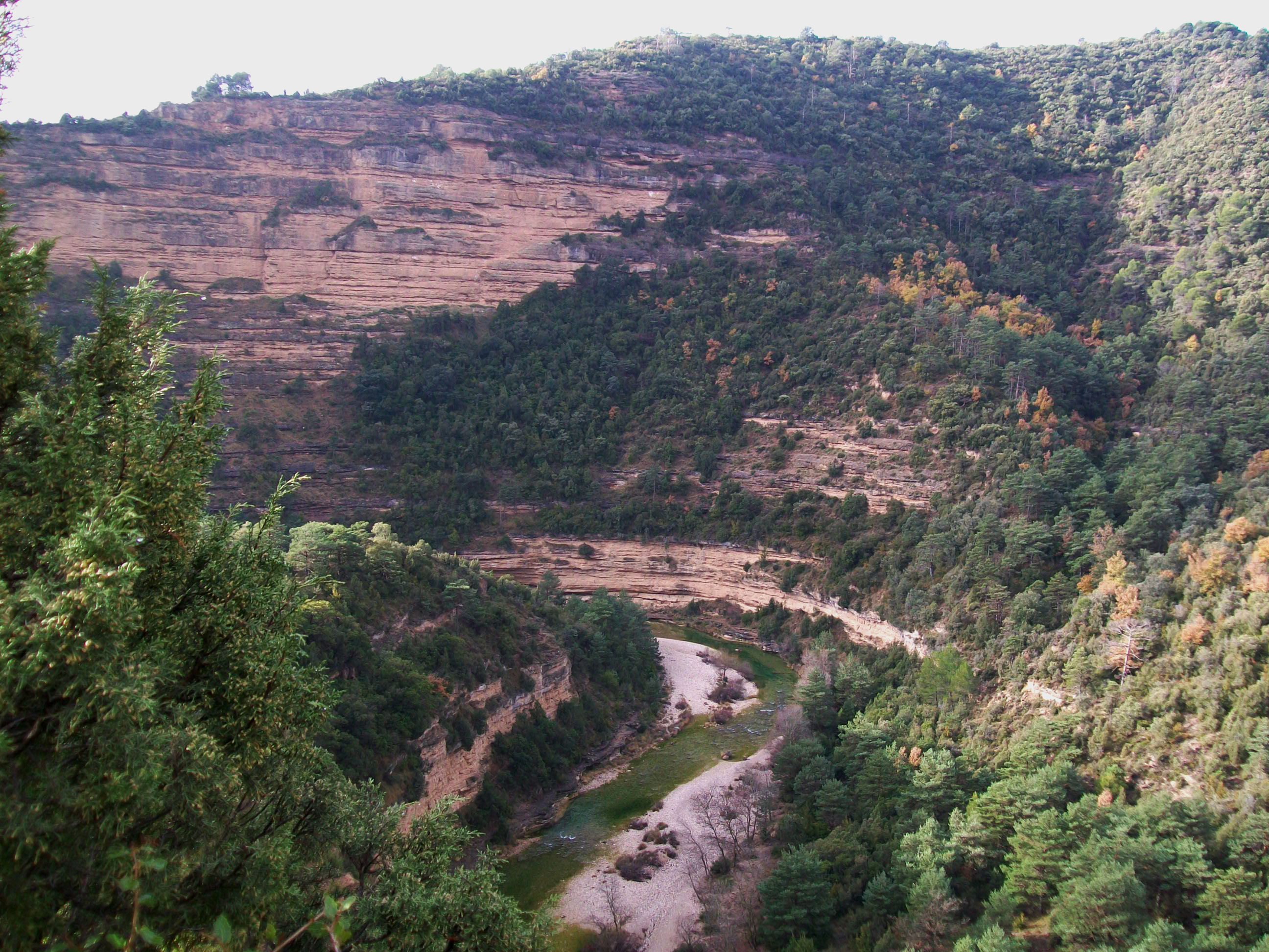 Las laderas de fuerte pendiente que limitan el cauce del río Alcanadre durante gran parte de la etapa
