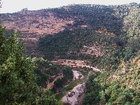 Las laderas de fuerte pendiente que limitan el cauce del río Alcanadre durante gran parte de la etapa
