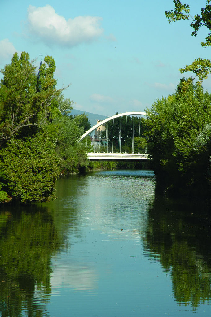 Puente de Oblatas sobre el río Arga