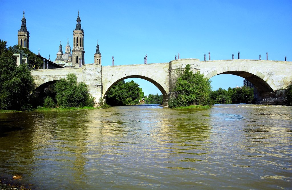 Puente de piedra en Zaragoza