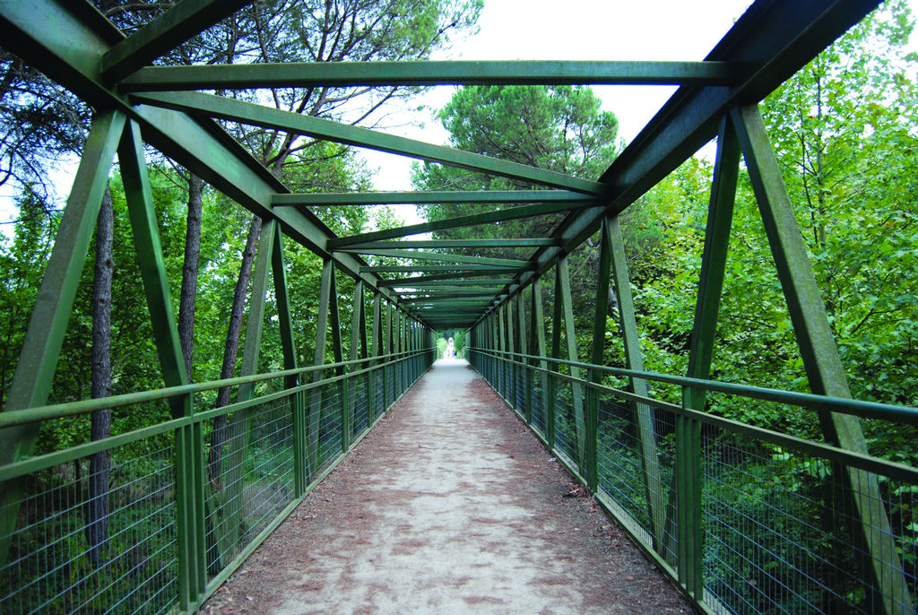 Puente de hierro de camino a la localidad de Quart