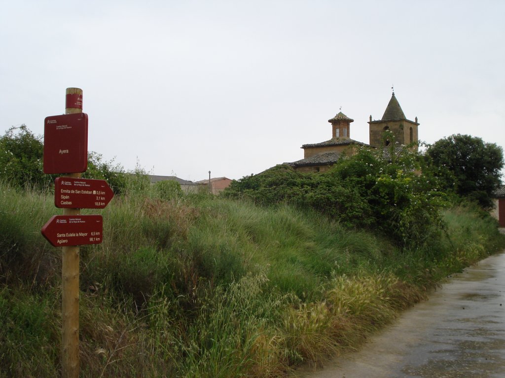 Ermita de San Esteban, construida sobre un tozal de areniscas