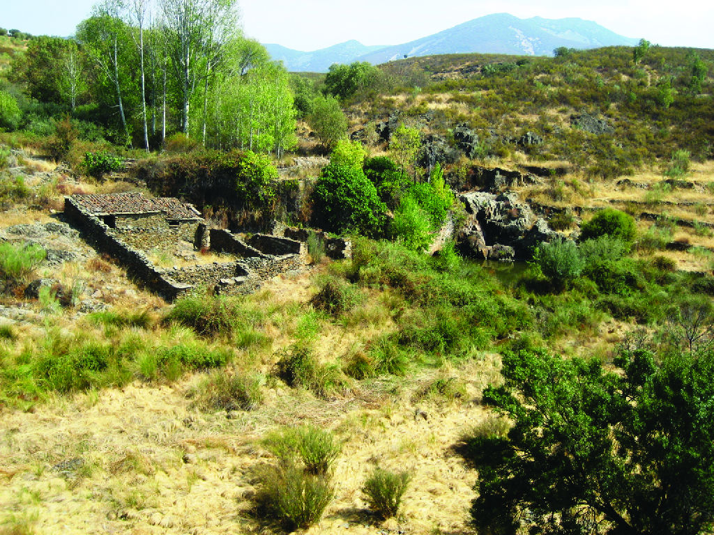 Ruinas de un molino abandonado cerca de la estación de Campillo-Sevilleja