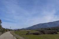 Inicio del camino, se pueden observar las localidades de Casas del Monte y Segura de Toro en la falda de la sierra