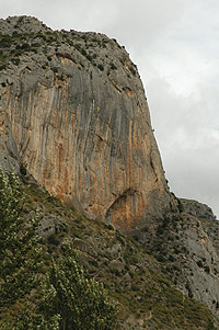 Paredón calizo vertical de la Peña La Cruz, garganta del Cidacos en Arnedillo