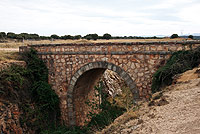 Puente que cruza la antigua vía del tren