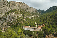 El Balneario y el Santuario de la Fontcalda bajo la Sierra del Crestal