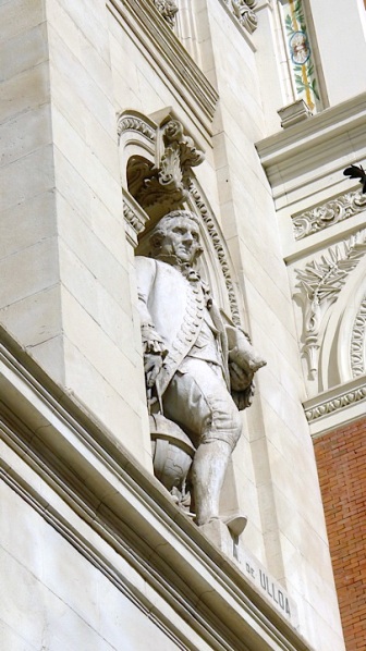 Fachada del Palacio de Fomento. Estatua de Antonio Ulloa, obra de José Alcoverro. 