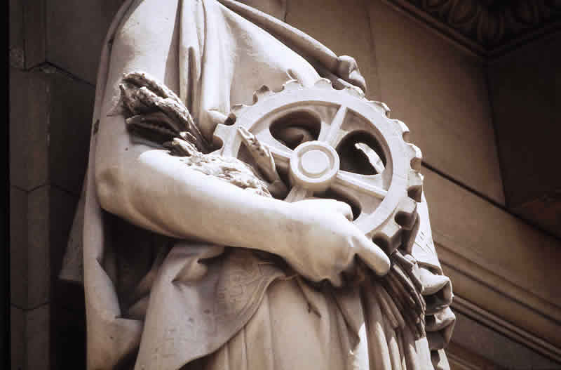Detalle de cariátide de la rueda dentada de la Industria. Foto extraída del libro El Palacio de Fomento.