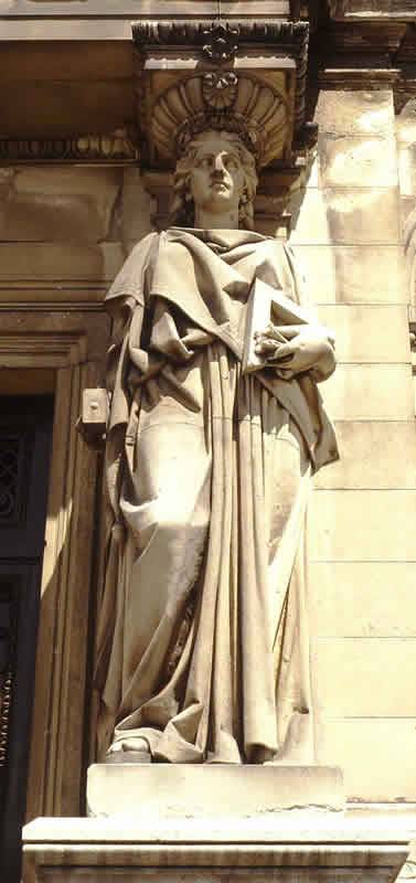 Cariátide esculpida por José Alcoverro. Foto extraída del libro El Palacio de Fomento.