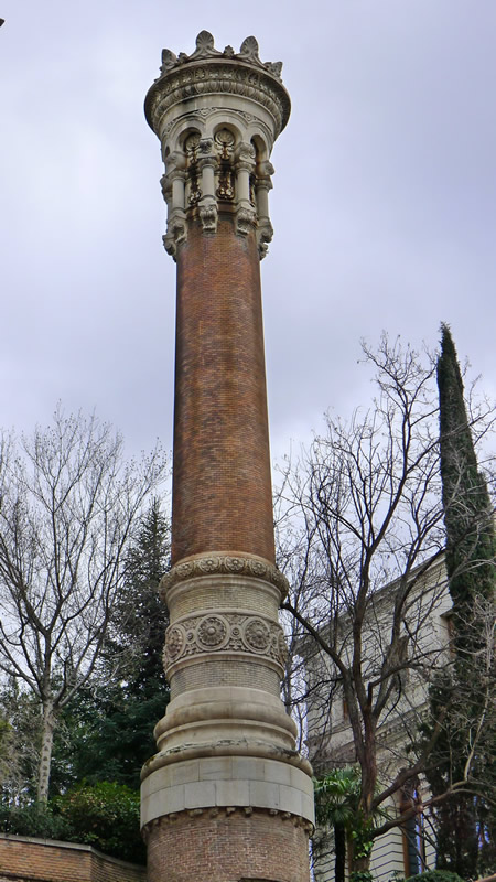 Chimenea de las calderas de calefacción, construida en 1903. Foto extraída del libro el Palacio de Fomento.