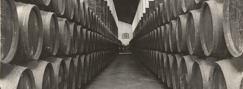 Vinificación, Bodegas González Byass, Jerez de la Frontera (Cádiz). Autor: Pereiras Foto, ca. 1950. Signatura: 944-cadiz