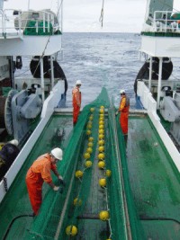 Imagen de personal del barco soltando red de arrastre