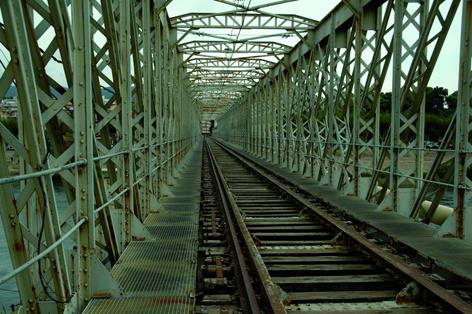 Puente metálico de la línea férrea sobre el río Ebro