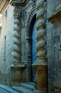 Portada de la Iglesia de la Natividad de Nuestra Señora. Las dos columnas churriguerescas de la portada son características del Barroco Aragonés