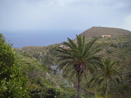 Bonita vista desde Alajeró, con la ermita de San Isidro coronando la Montaña del Calvario