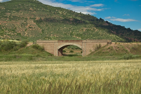 Puente sobre el río Turruchel con el Cerro Vico al fondo