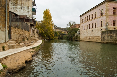 Río Ega y puente de la Cárcel en Estella / Lizarra