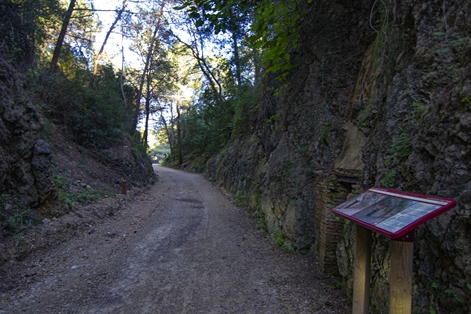 En la zona conocida como el Portitxol, se transita por las trincheras excavadas para el ferrocarril