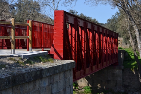 Puente de hierro sobre el arroyo de la Oliva