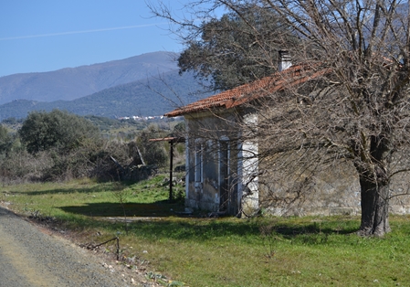 Además de las antiguas estaciones, los laterales del camino están salpicados de otras edificaciones auxiliares. Al fondo, sobre la montaña, la localidad de Jarilla