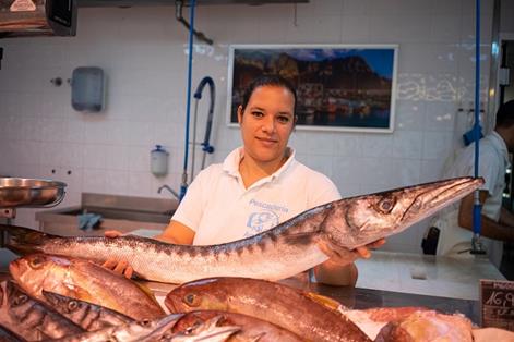 Vendedora detallista de pescado en la localidad de Agaete