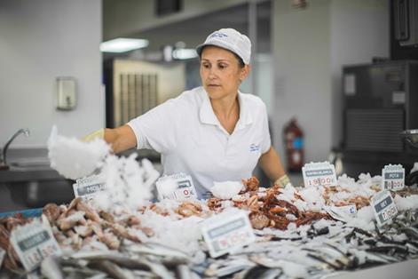 Vendedora detallista de pescado en la localidad de Santa Pola