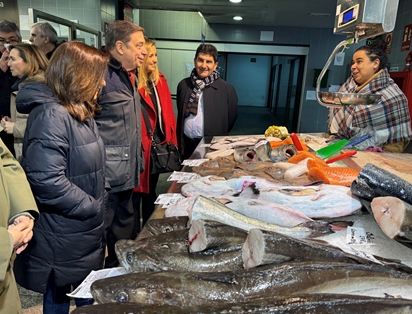 Luis Planas visita el mercado de la plaza de Lugo en A Coruña foto 3