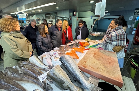 Luis Planas visita el mercado de la plaza de Lugo en A Coruña foto 4