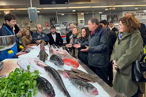 Luis Planas visita el mercado de la plaza de Lugo en A Coruña 