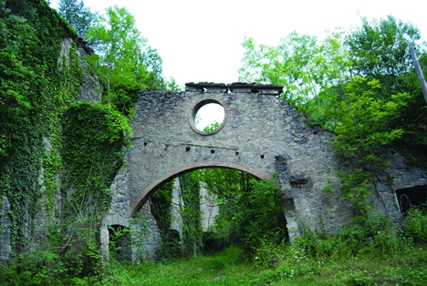 Ruinas en el camino a Ogassa
