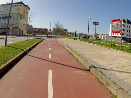 Panel urbano del Camino Natural junto al carril bici