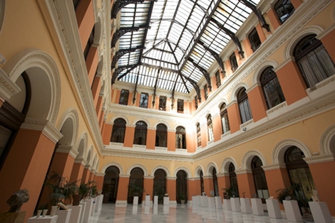 Uno de los patios lucernarios que resultan de la estructura más espectacular de la arquitectura interior del Palacio. (Fotografía de Valentín Álvarez)