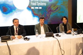 
				
			
				Hoy, en la sesión de apertura de la Conferencia ministerial sobre sistemas alimentarios de baja emisión
			
				