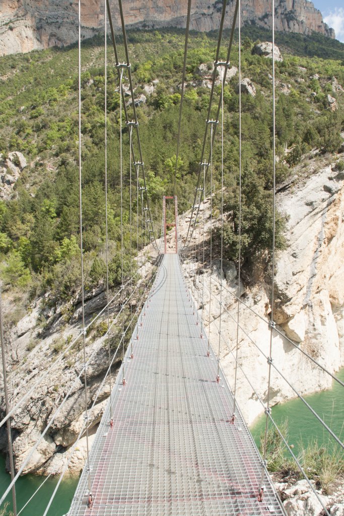 Puente colgante sobre el embalse de Canelles en el Congost de Siegué