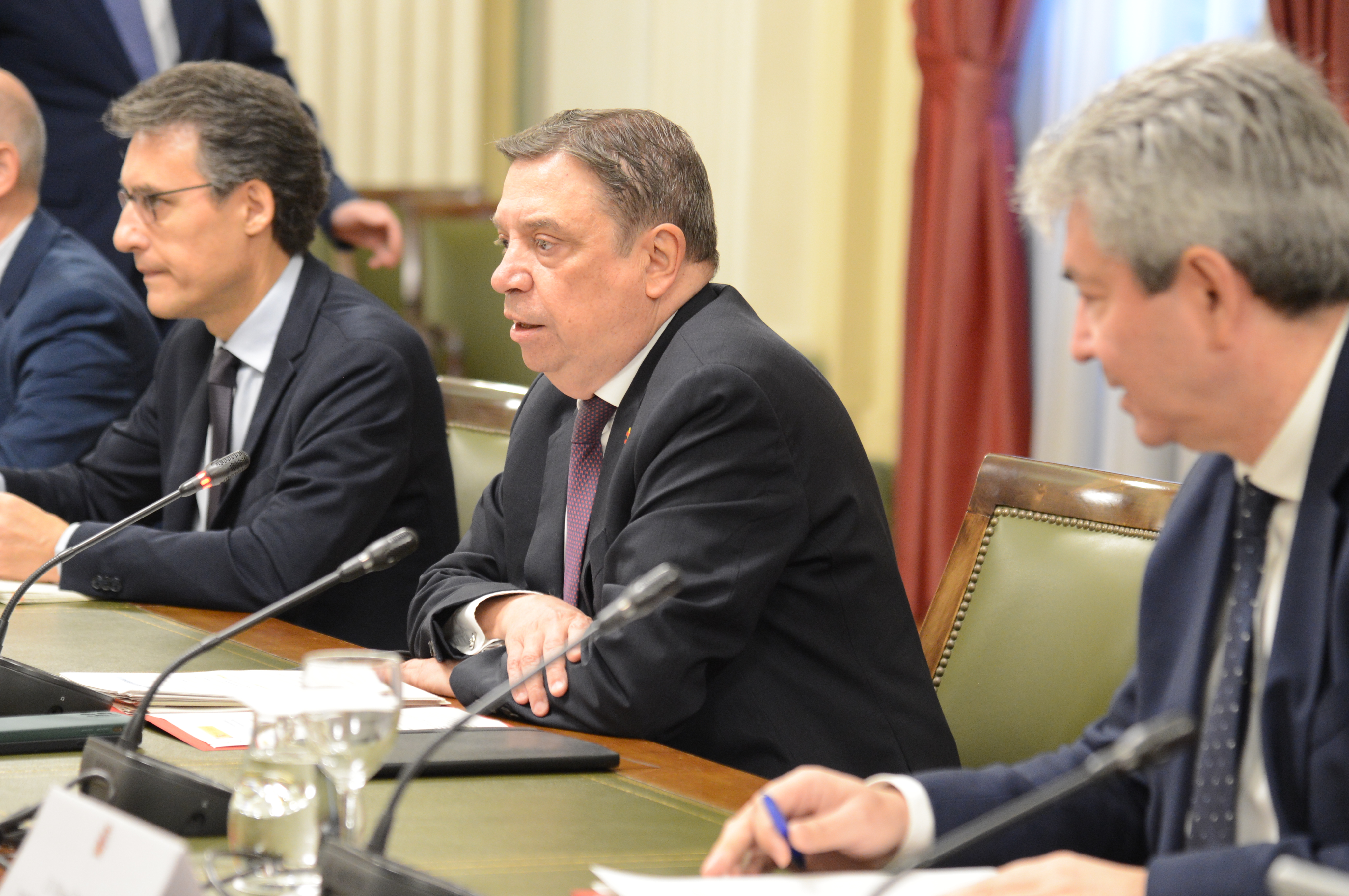 
					
			
					Hoy, en una reunión con las asociaciones del sector de la distribución
			
					