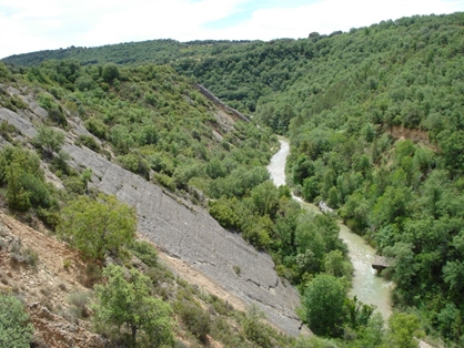Estratos inclinados de areniscas sobre arcillas en el valle del río Alcanadre