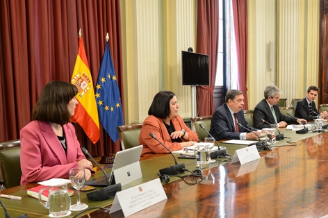 Luis Planas analiza con la presidenta de la Comunidad Foral de Navarra la situación actual del sector agrario  foto 6
