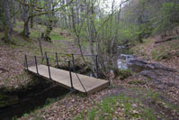 La ruta va pasando de un lado a otro del arroyo mediante unas pasarelas de madera
