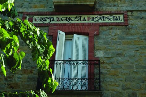 Rótulo en la pared de la antigua estación de Pamplona: Granja Agrícola Provincial