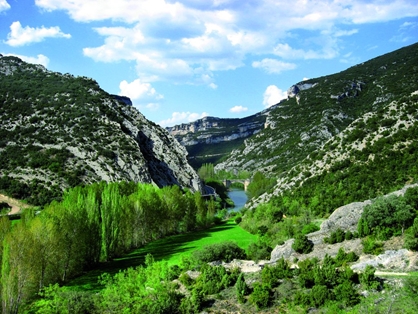 El Ebro sale de la garganta de los Hocinos en el puente del Aire
