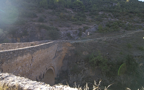 Tras dencender la hoz hasta el río Júcar, se cruza por el puente de El Picazo