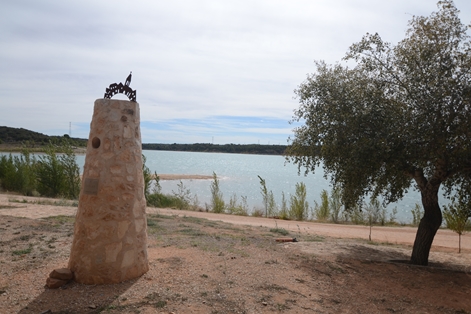 Monumento a Gascas, una población que quedó sumergida bajo las aguas del embalse de Alarcón